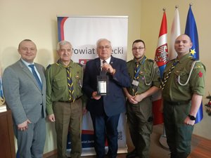 Zdjęcie główne dla wydarzenia: „Pielęgnuj dobro w sobie” - Betlejemskie Światło Pokoju dotarło do Powiatu Tureckiego