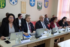 Zdjęcie główne dla wydarzenia: Nowa karetka i specjalistyczny sprzęt dla szpitala w Turku.  Radni jednogłośnie: to inwestycja w bezpieczeństwo mieszkańców